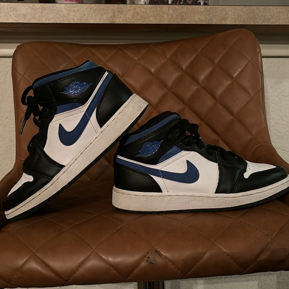 Jordan 1s size 5y, smoke free home. Great condition 9-10!! - Picture 5 of 5